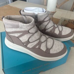 Bzees Women's Taupe Boots